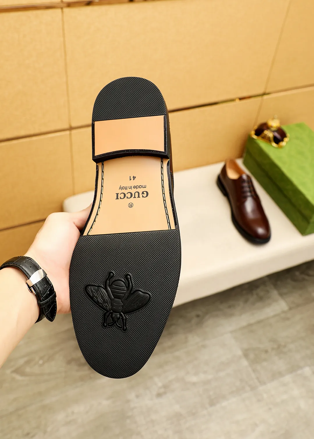 Men's shoes 💰520 💐 Product trademark: GUCCI "Gucci" business leather shoes Regular size: 38-44 (45.46🉑️customized) Product materials: Selected imported first-layer calfskin upper, imported water-dyed cowhide leather lining. Strong three-dimensional visual effect, original outsole Color: 4⃣️colors available